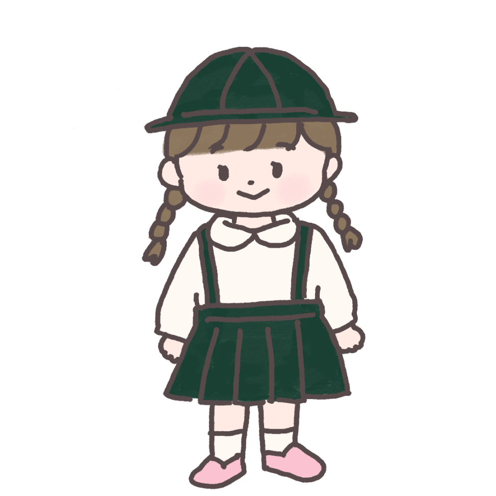 緑の制服を着て帽子を被った三つ編みの幼稚園児の女の子